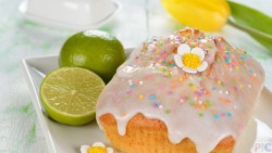 Pashalnyj-kulich-i-lajm.jpg